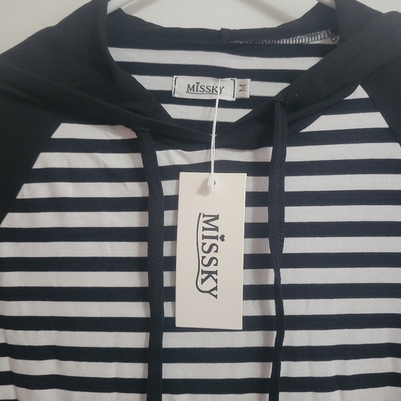 Black & White dress with hood - Picture 2 of 3